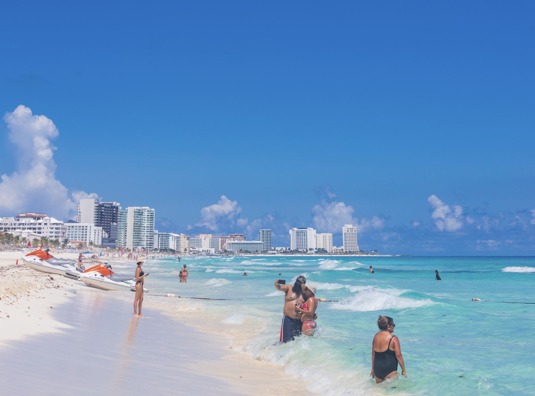 Playa para nadar en Cancún con turistas