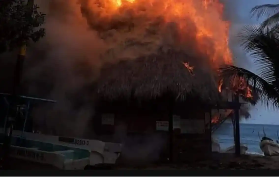 Se inició investigación sobre incendio masivo en la playa de Puerto Escondido