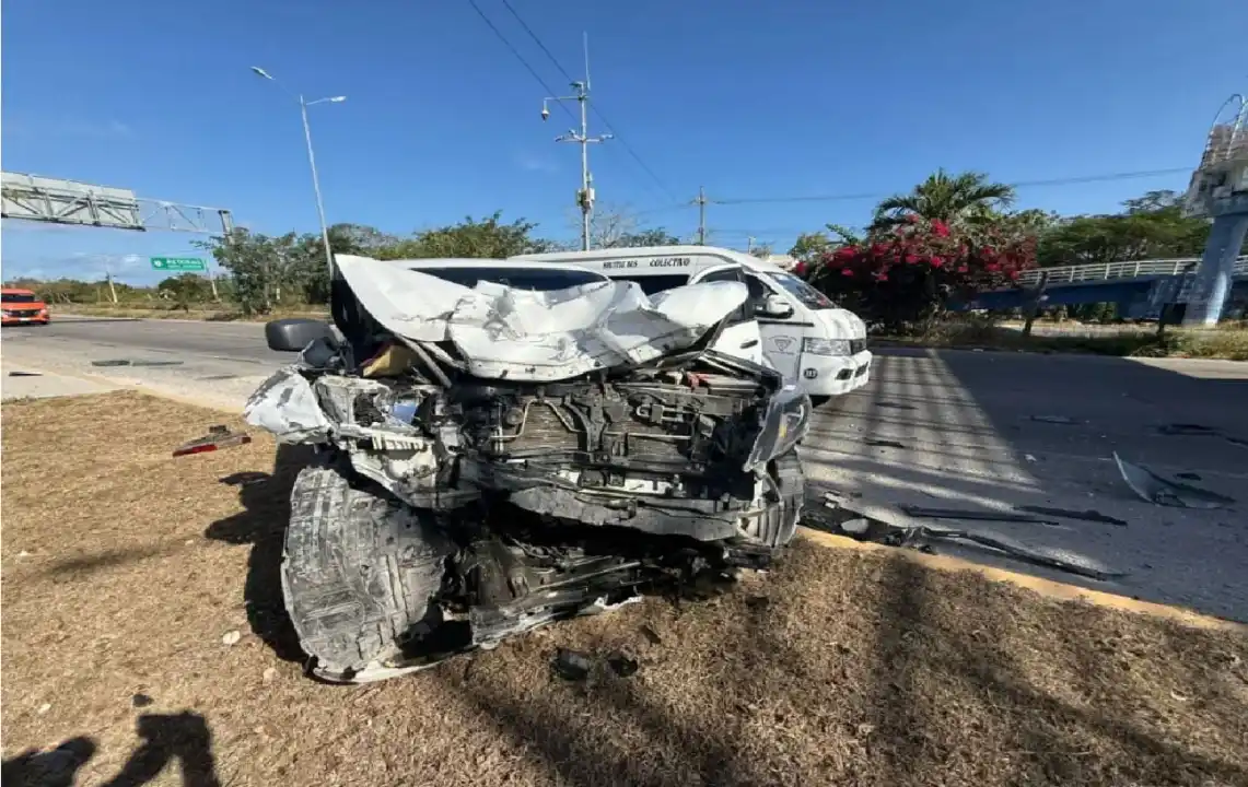 Colisión de dos vehículos cerca del paso elevado de Puerto Aventuras deja dos críticos