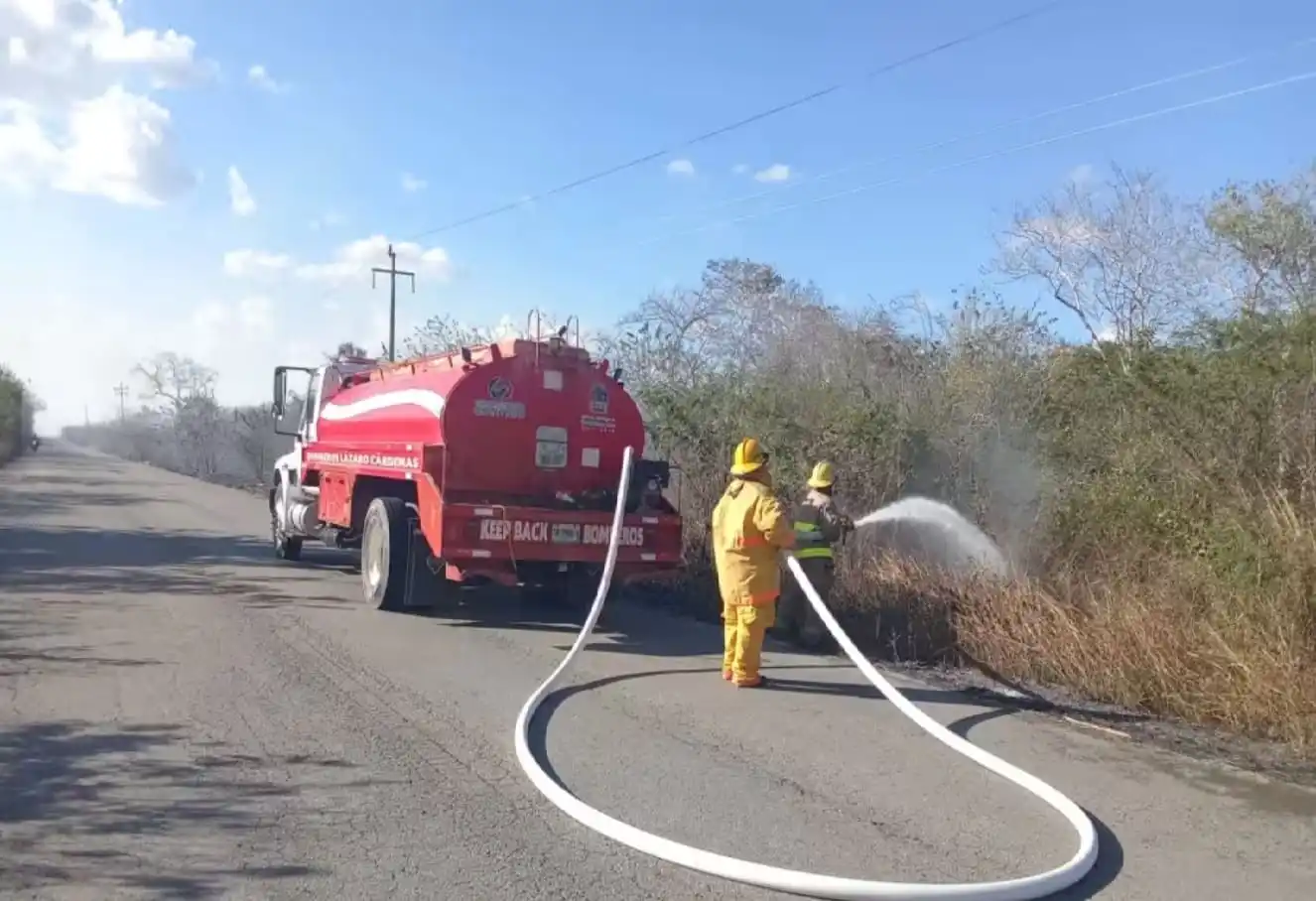 Bomberos lucharon largas horas para contener incendio rumbo al Puerto de Chiquilá