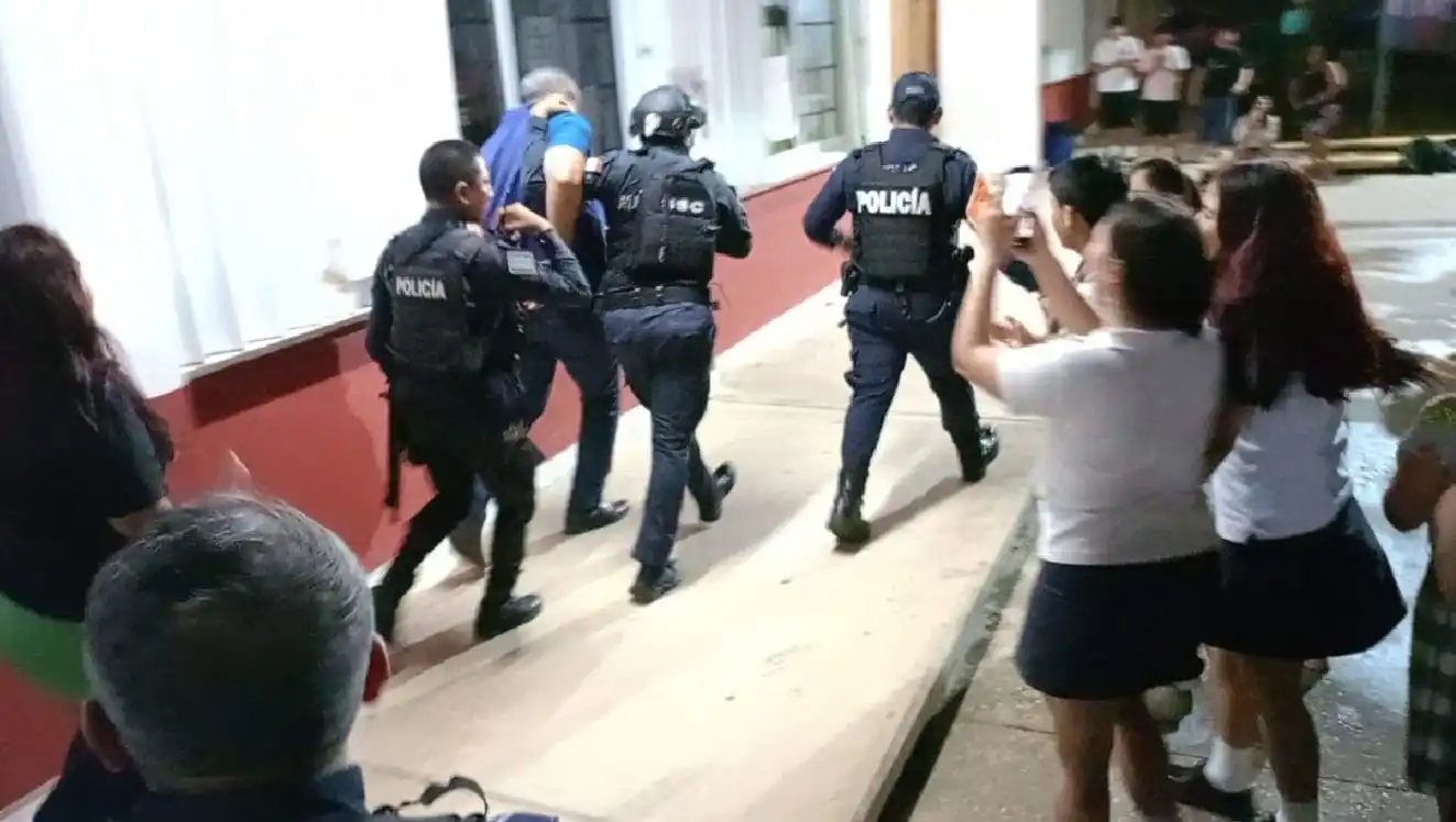 Maestra pública de Playa del Carmen arrestada en escuela luego de que tres adolescentes se desmayaran por comer dulces