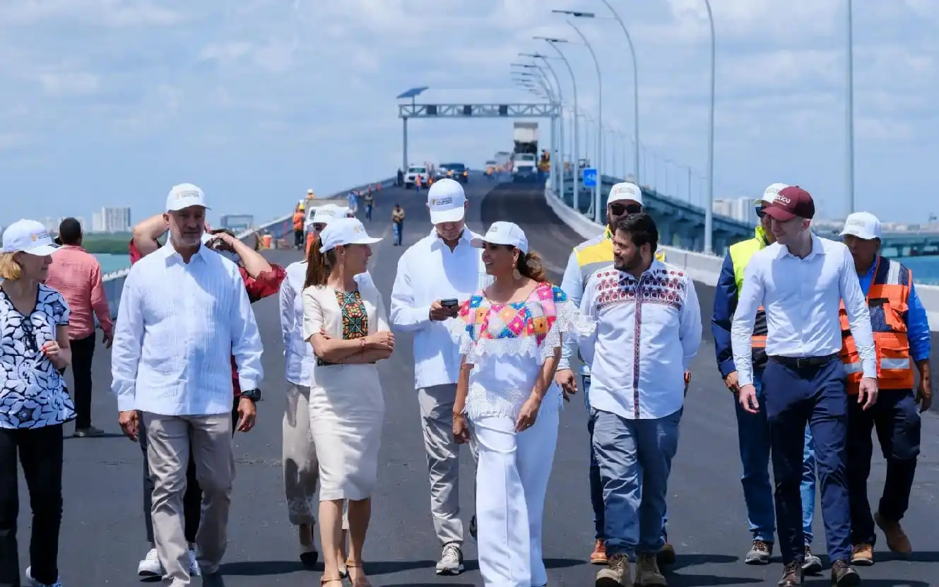 Autoridades recorren el Puente Nichupté de Cancún mientras se somete a pruebas de carga