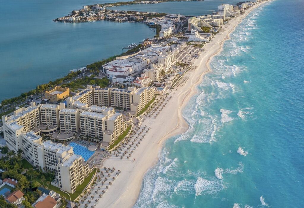 Cómo Cancún pasó de ser un banco de arena mexicano desierto a conquistar el turismo mundial