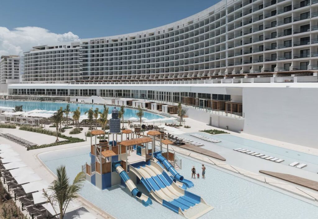 Este mega resort en Cancún en realidad permite que los niños se queden gratis y no es solo una estrategia de marketing