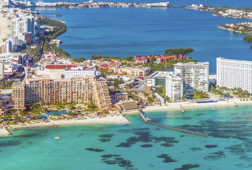 Por qué la mayoría de los hoteles en Cancún están agotados y qué deben esperar los viajeros este mes