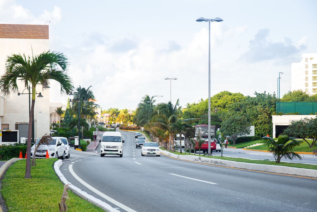 C:UserscoachOneDriveDesktopCancun elimina retrasos en la autopista hacia el aeropuerto.jpg