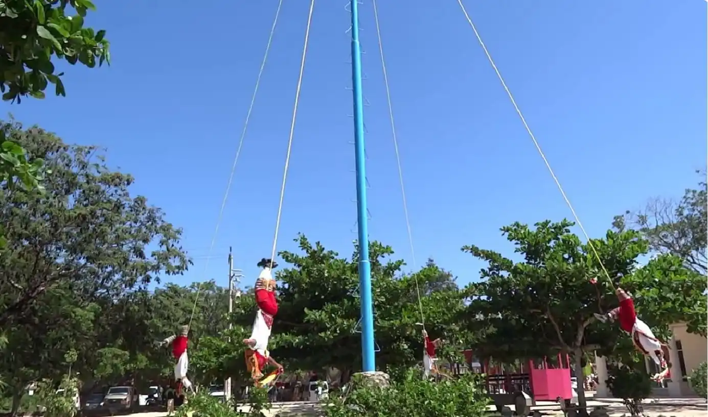 Voladores de Papantla abandonan Tulum después de tres décadas por falta de interés turístico