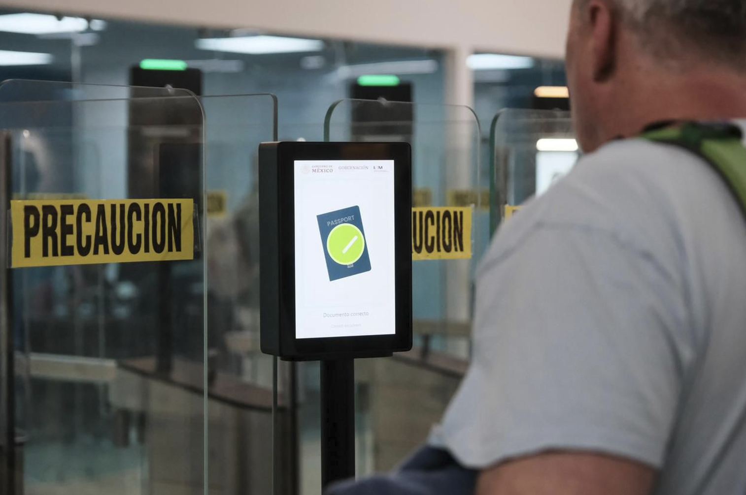 Hombre atraviesa las puertas electrónicas de Cancún
