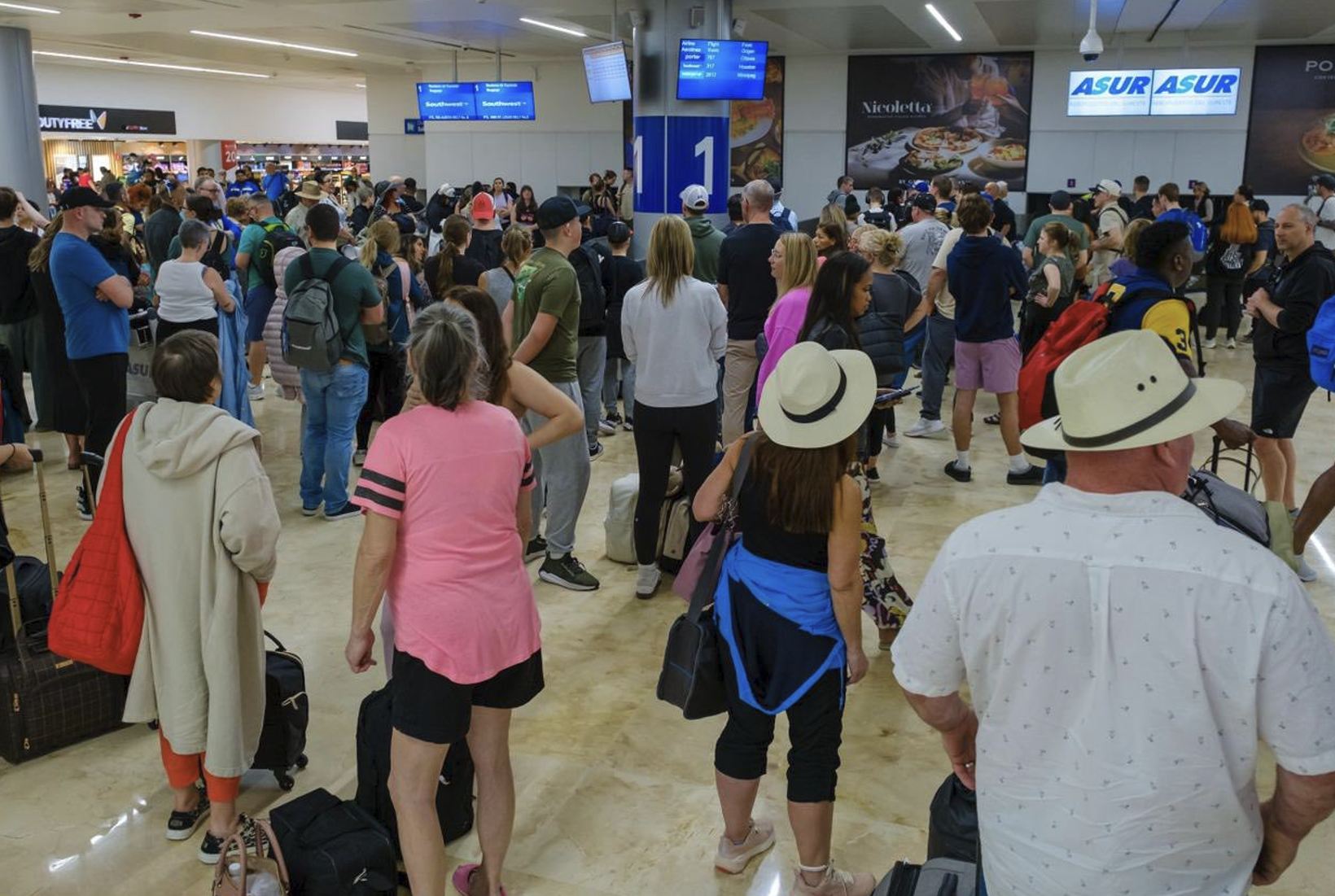 Viajeros en el aeropuerto de Cancún