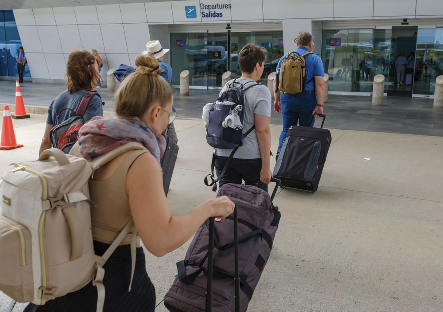 Viajeros que salen de Cancún