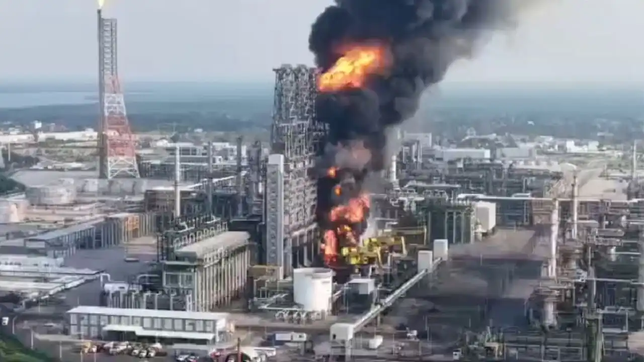 Pemex dice que planta de coque Olmeca apagó incendio con una brigada de 150 personas