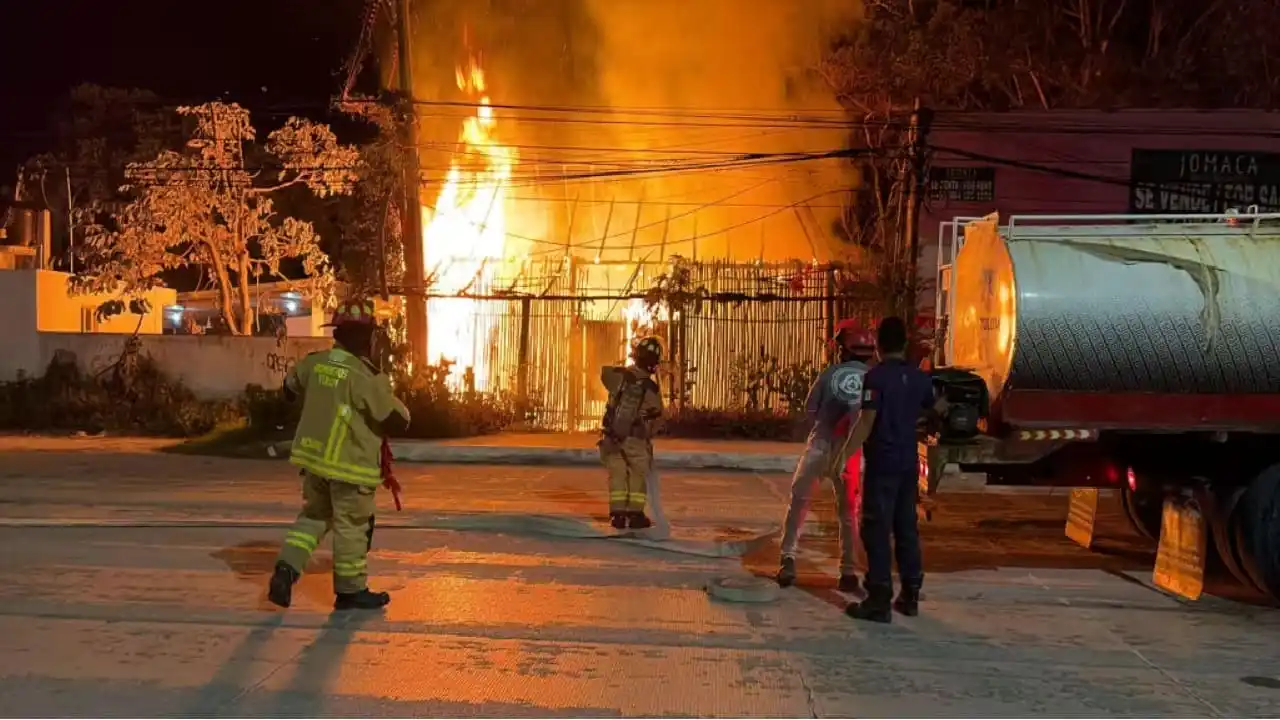 Tres incendios reportados en el centro de Tulum mantuvieron ocupados a los bomberos locales