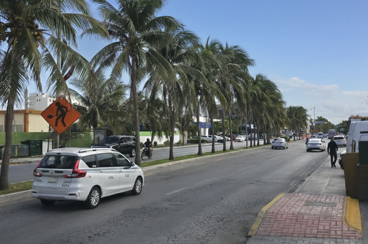 Caminando por la zona hotelera de Cancún Foto original de Trevor Kucheran
