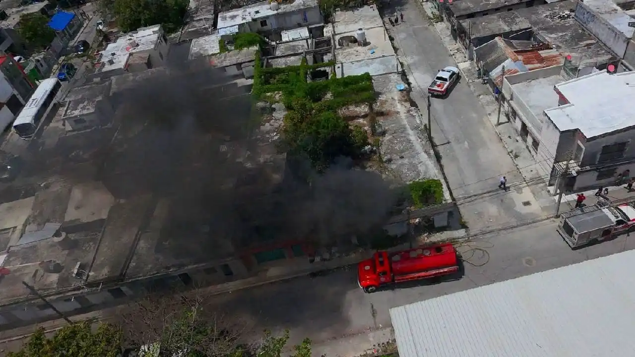 Hallan edificios abandonados ardiendo en el centro de Cancún
