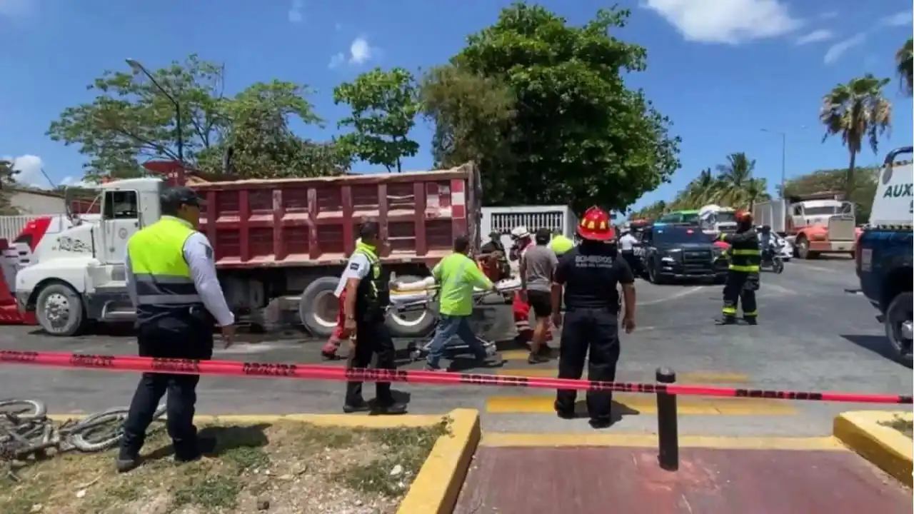 Ciclista del PDC arrojado debajo de camión volquete reportado en estado crítico