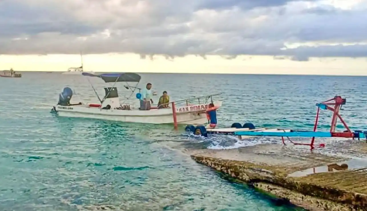 Autoridades rescatan pesquero varado con tres a bordo frente a las costas de Cozumel