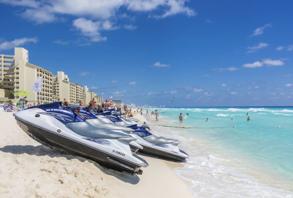 Detienen a 2 personas en zona hotelera de Cancún tras accidente de moto acuática que deja 5 heridos