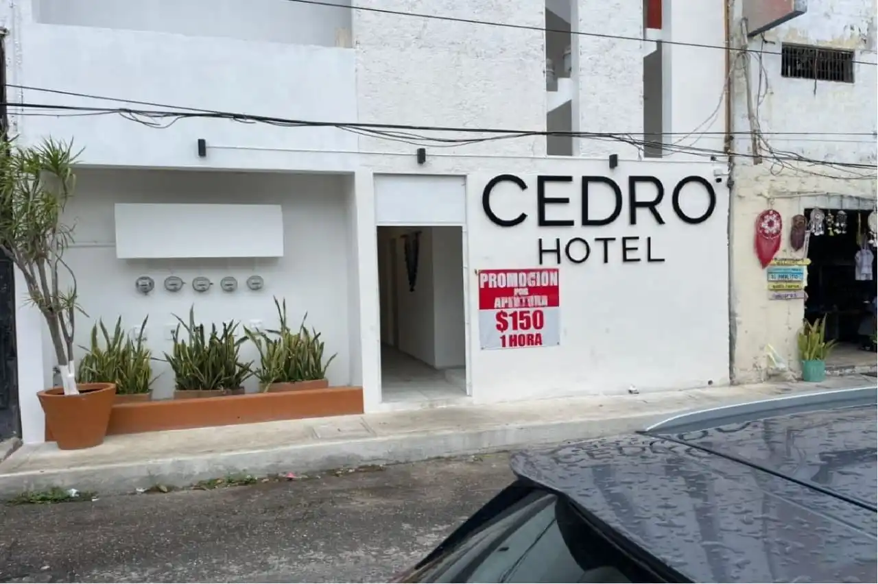 Encuentran cadáver de huésped de Cancún asesinado a puñaladas en hotel de alquiler por horas