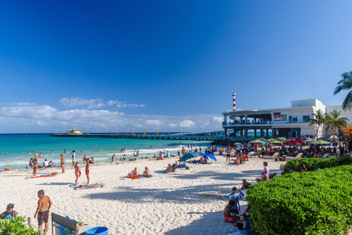Multitud de turistas en una playa de Playa del Carmen en un día caluroso y soleado