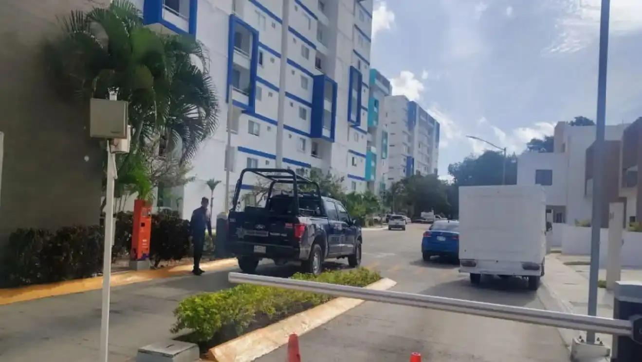 Muere residente al caer desde octavo piso de condominio en Cancún