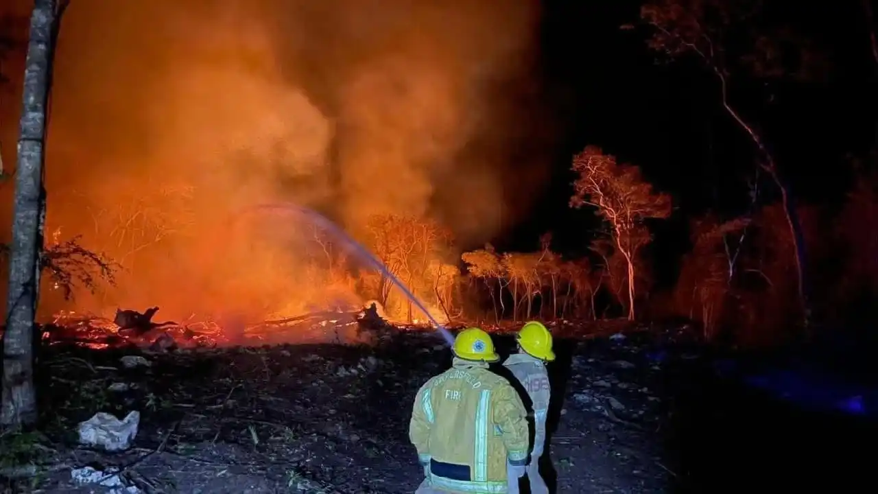 Servicios de emergencia atienden gran incendio forestal en carretera Felipe Carrillo Puerto