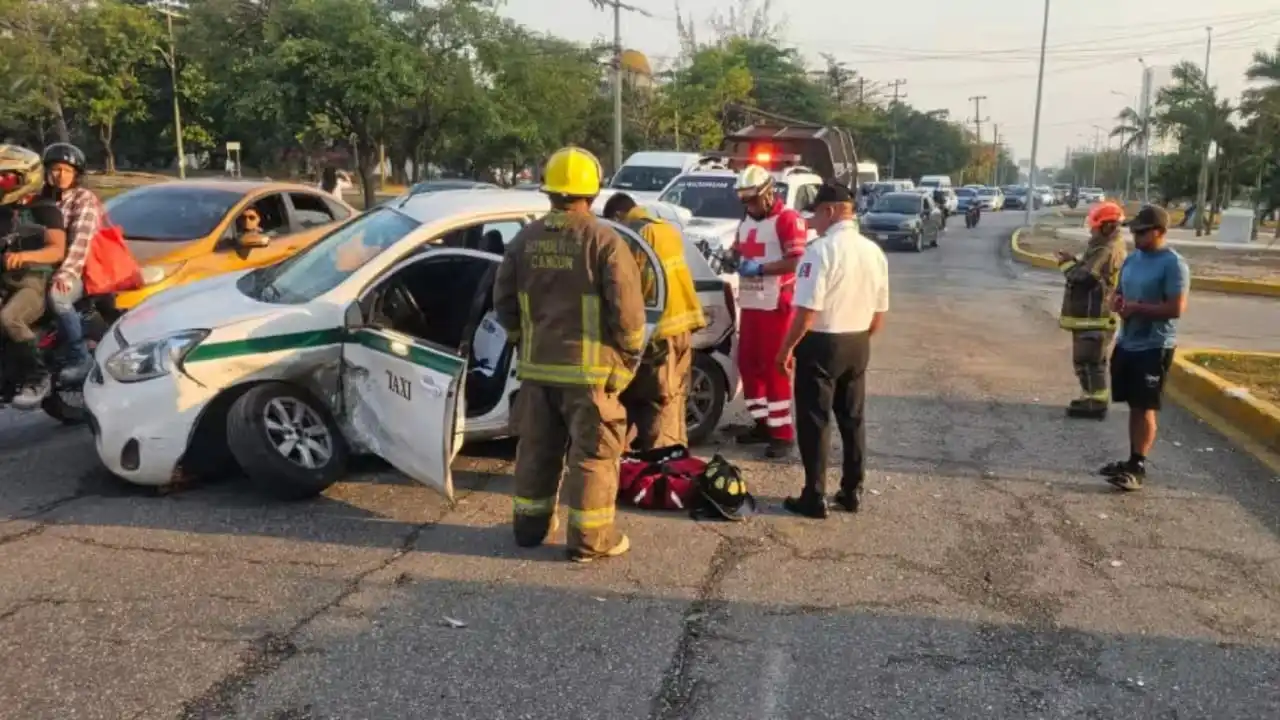 Taxista y tres pasajeros trasladados al hospital de Cancún tras colisión matutina
