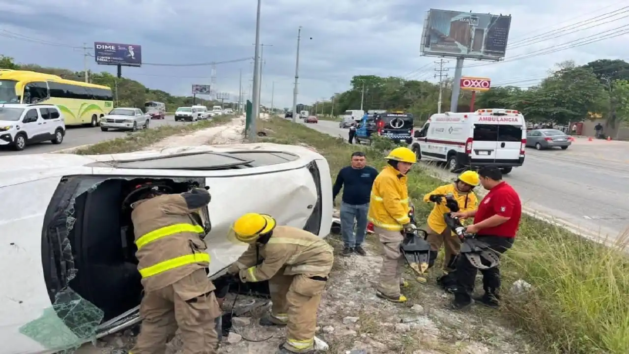 Conductor rueda auto evitando a peatones de carretera debajo del puente peatonal de Puerto Morelos