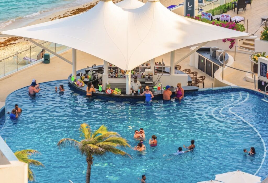 Estos son el personal que recibe más propinas en los resorts de Cancún