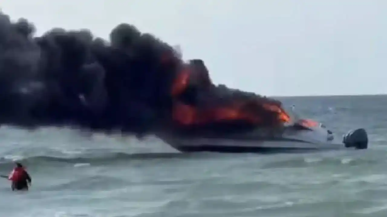 Los siete a bordo escapan del barco en llamas frente a la costa de Progreso