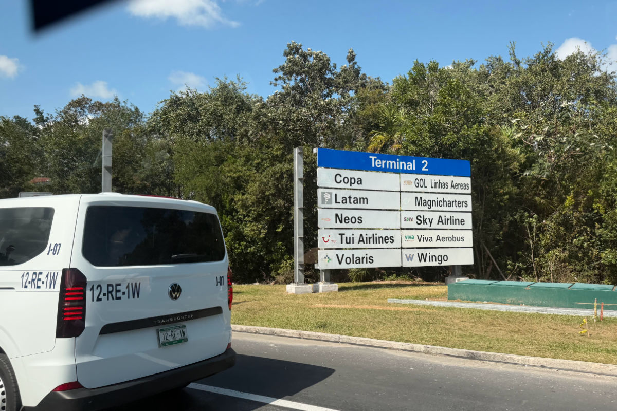 Señal de terminal al costado de la carretera camino al aeropuerto de Cancún