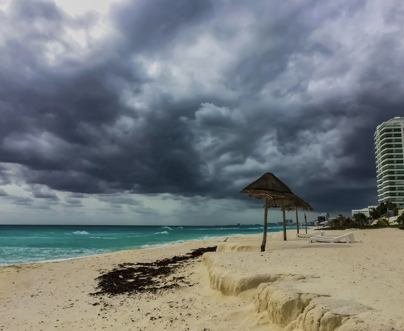 Oscuras Nubes De Tormenta Llueven Cancún