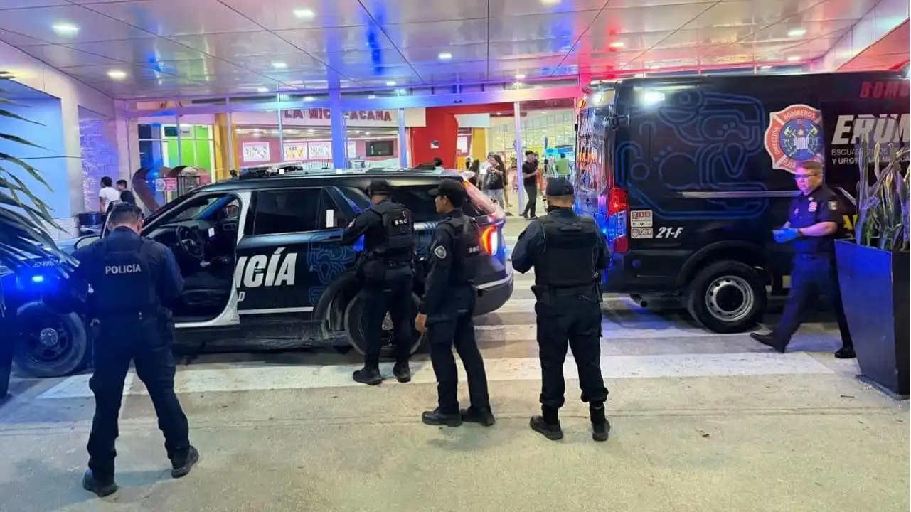 La policía ayuda a un hombre de Puerto Aventuras que corrió descalzo para escapar de los secuestradores