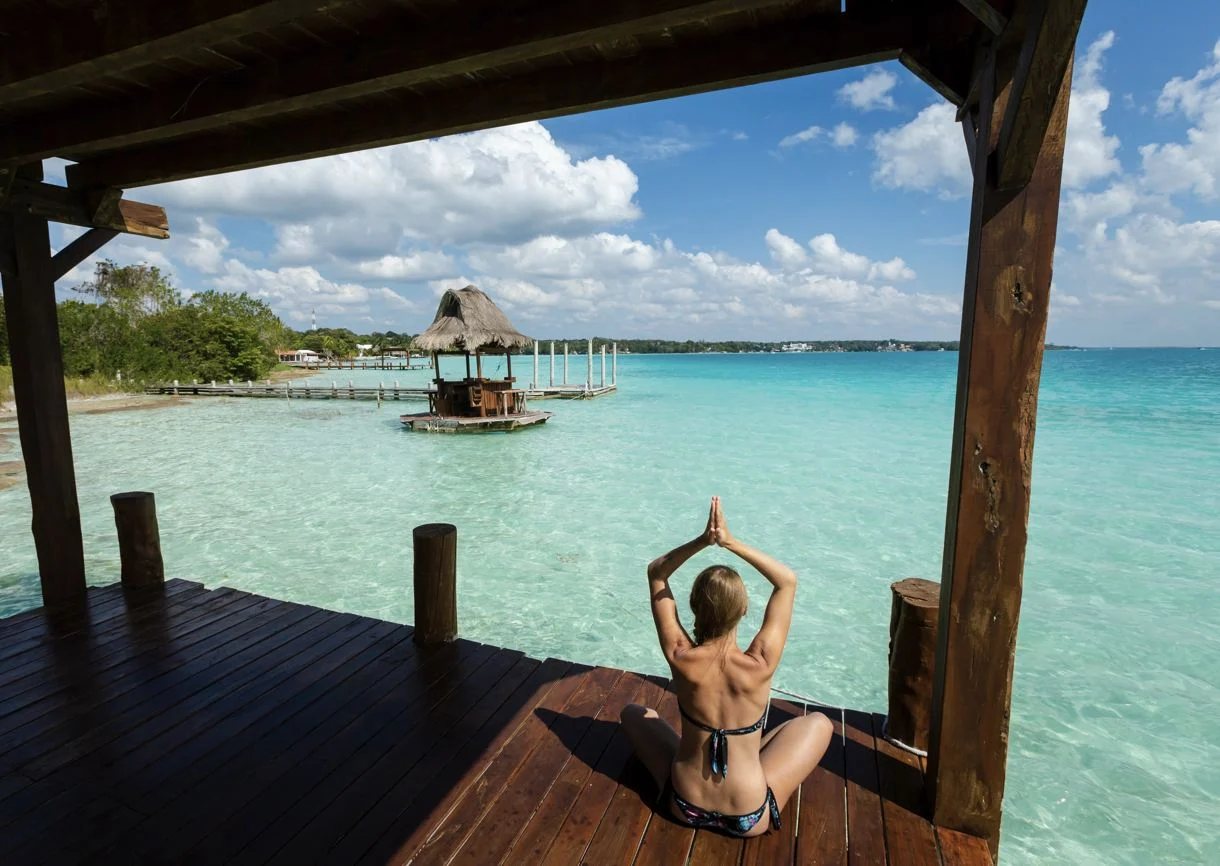 Yoga en la laguna de Bacalar