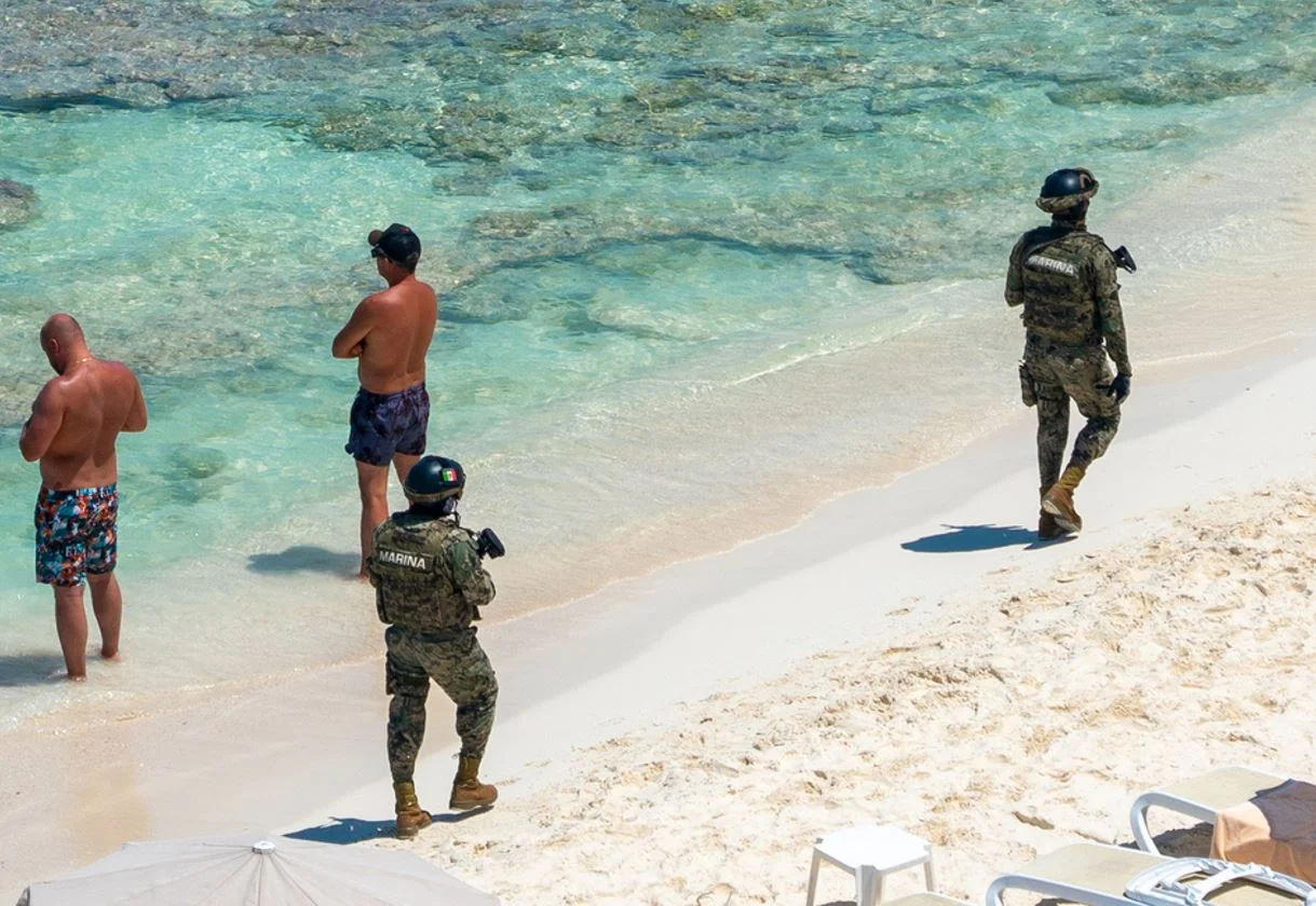 Soldados militares patrullan la zona hotelera de Cancún