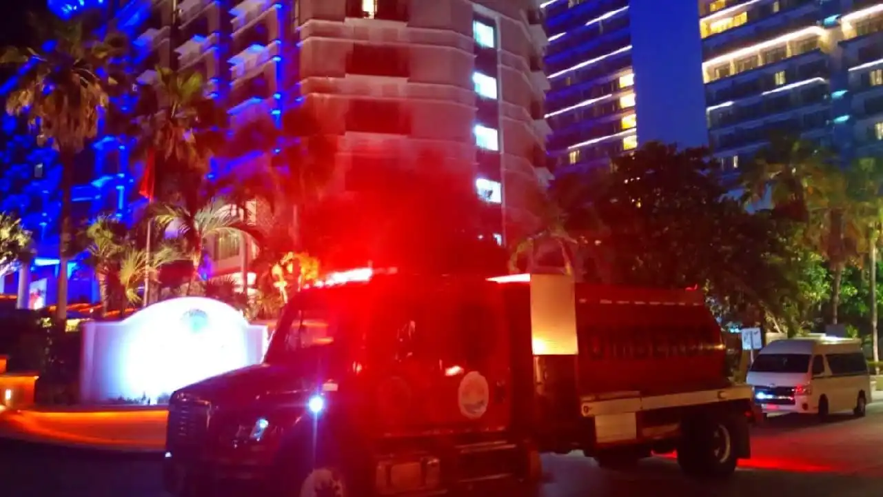Bomberos de Cancún responden a incendio químico dentro de hotel