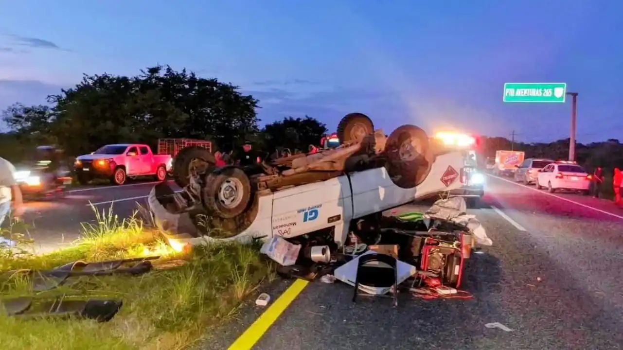 Paramédicos declaran muerto al conductor al volcar un solo vehículo en la carretera
