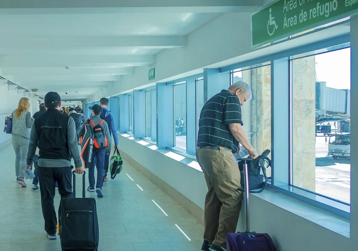 Viajeros que llegan al aeropuerto de Cancún
