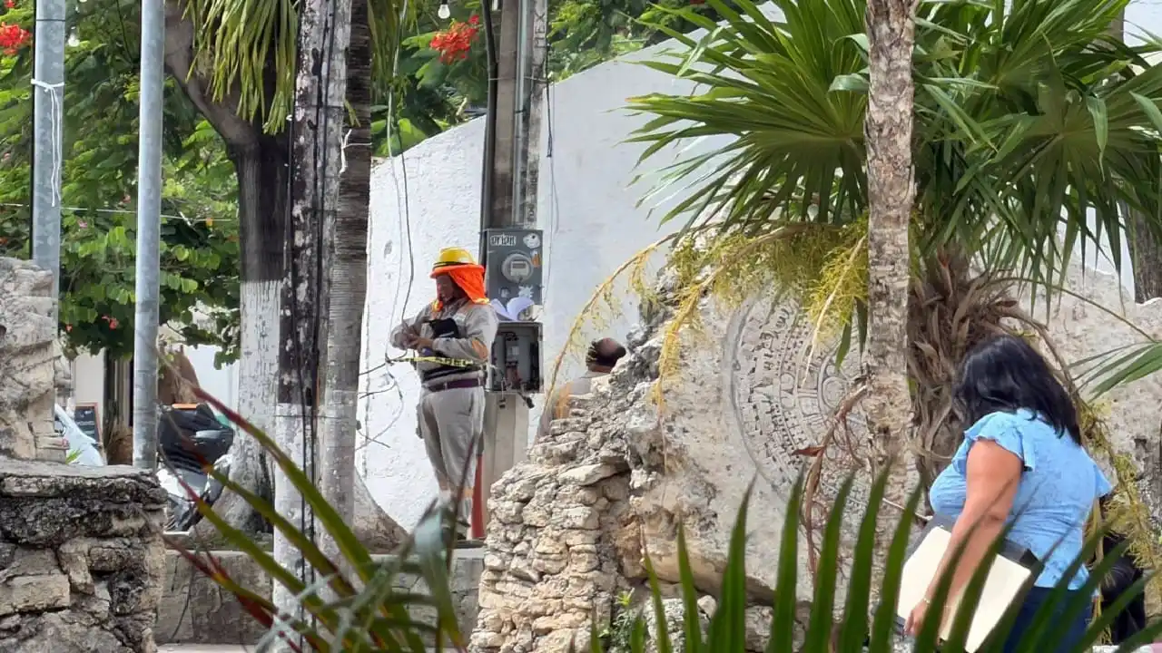 Personal de la CFE desmantela conexiones ilegales utilizadas por más de 70 vendedores ambulantes de Tulum