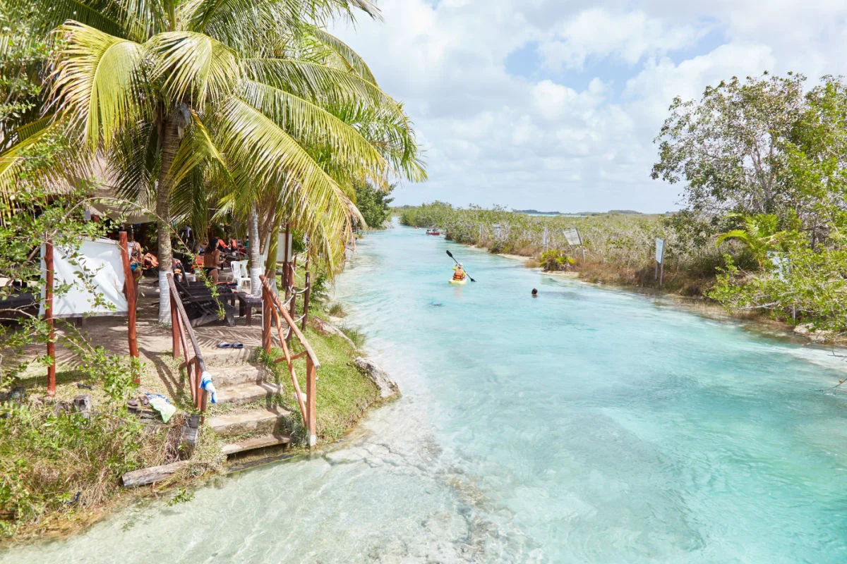 Los Rápidos de Bacalar, conocidos por su corriente muy fuerte y hogar de microorganismos llamados estromatolitos.