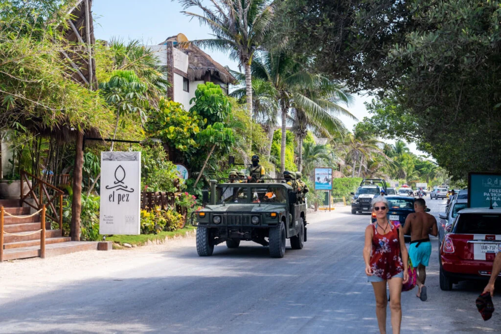 Tropas de la Guardia Nacional patrullando TUlum