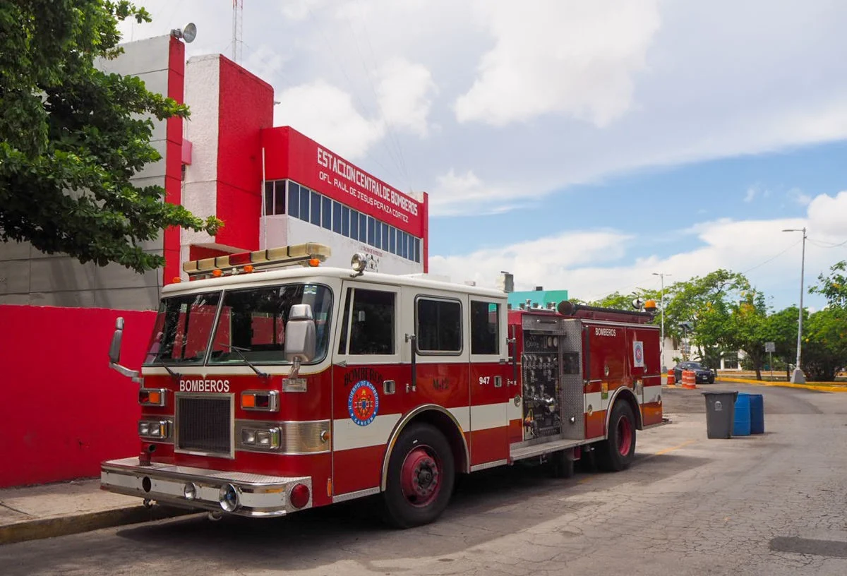 Tercer autobús turístico en menos de un mes es incendiado intencionalmente en Cancún