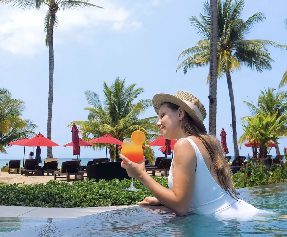 Mujer-en-la-piscina-Mocktail-1200x991.jpg