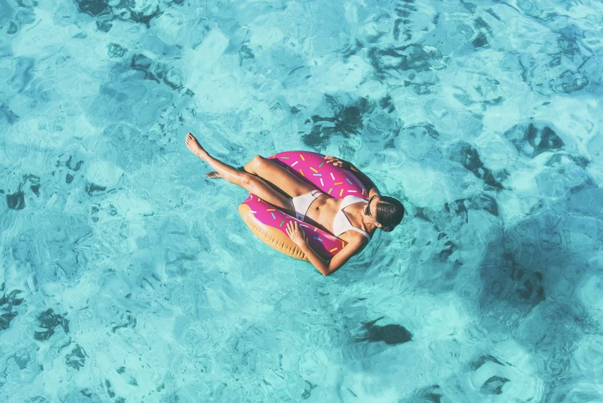 Mujer en flotador de piscina