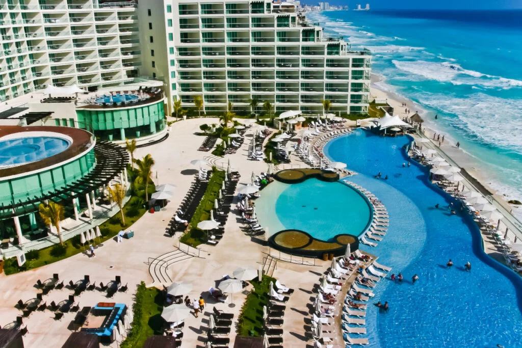 3 populares resorts todo incluido en Cancún que son 50% más baratos que la temporada alta en este momento