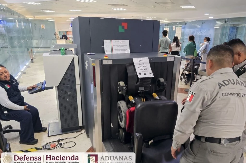 Incautan 26 libras de cocaína a pasajero en silla de ruedas en aeropuerto de Cancún