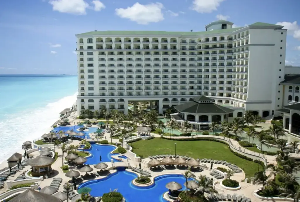 Lo que realmente cuesta la comida y bebida en los resorts NO Todo Incluido de Cancún en 2026