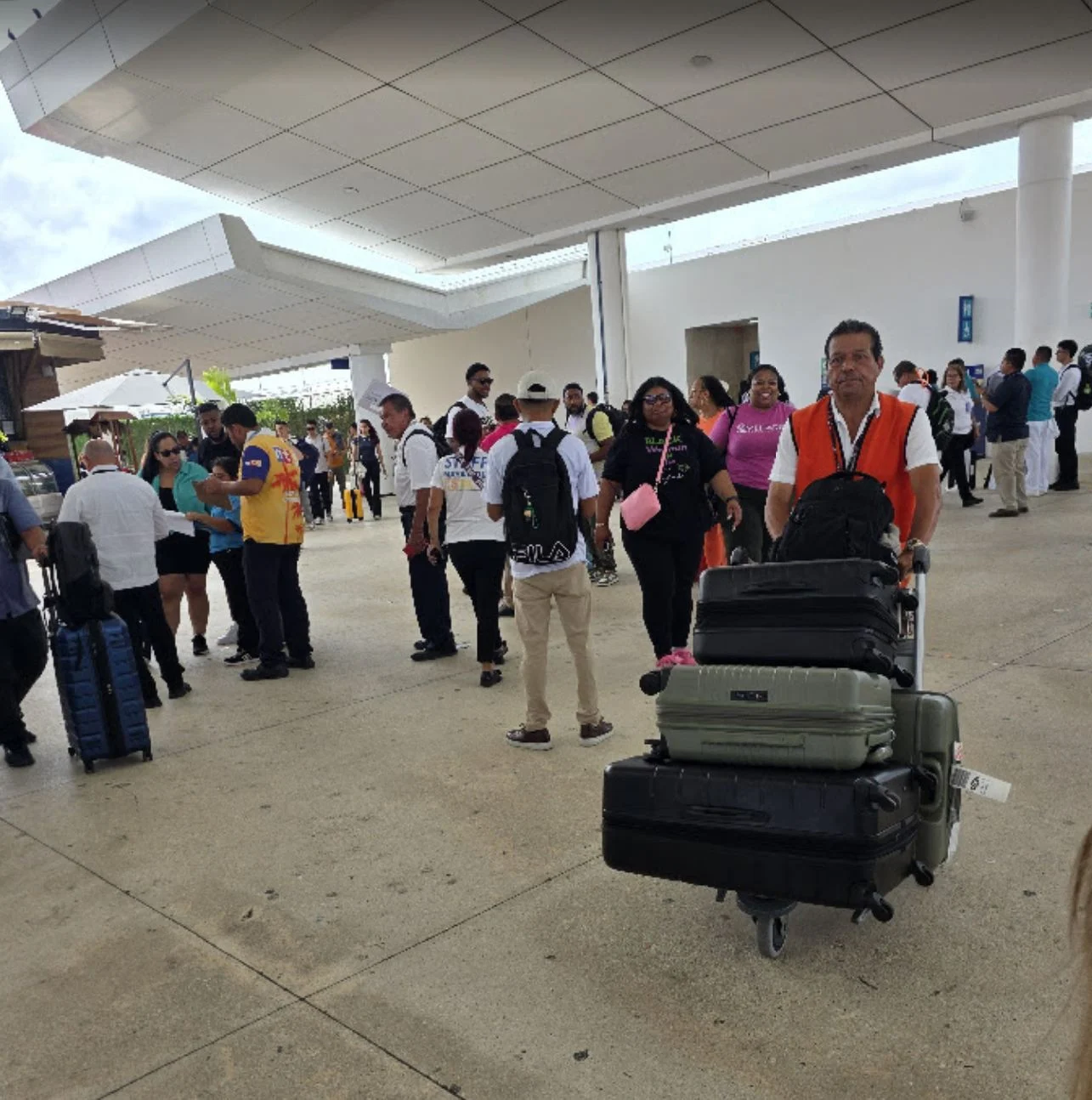 Maletas de equipaje del portero del aeropuerto de Cancún.