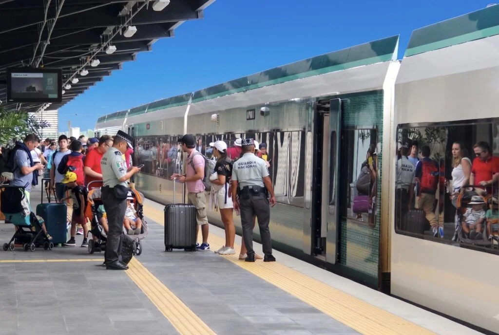 Pasajeros de Cancún atrapados en Tren Maya durante 5 horas por falla mecánica
