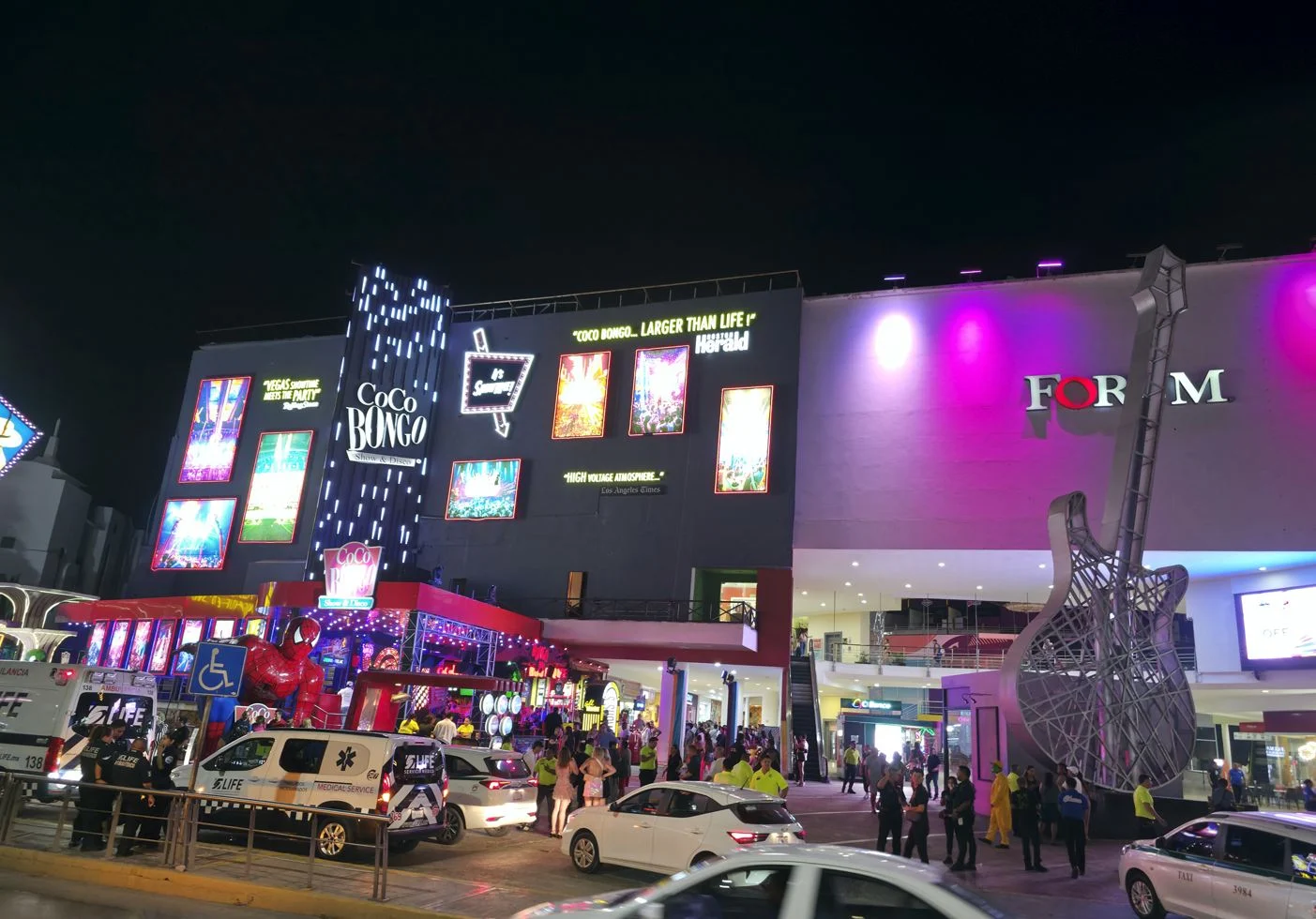 Zona de vida nocturna Cancún Foto original de Trevor Kucheran