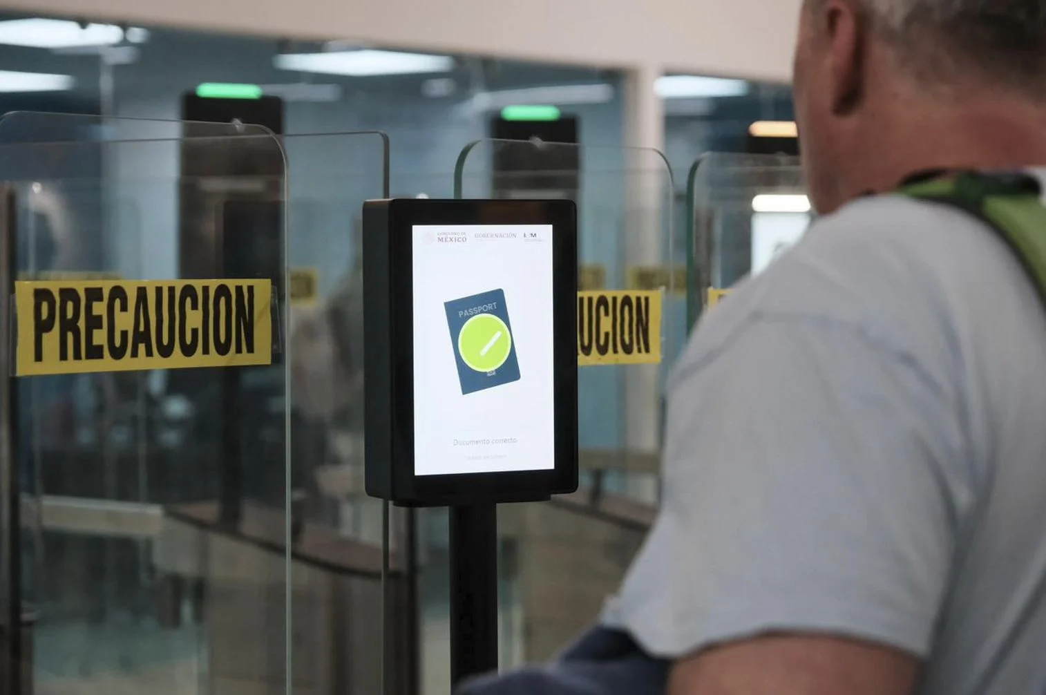 Hombre atraviesa las puertas electrónicas de Cancún